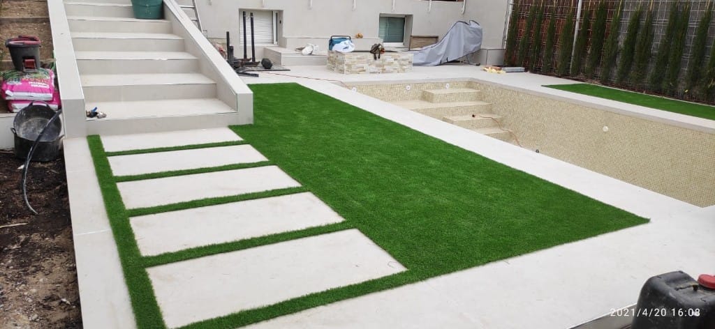 Combinación de césped artificial con pavimento porcelánico en jardín