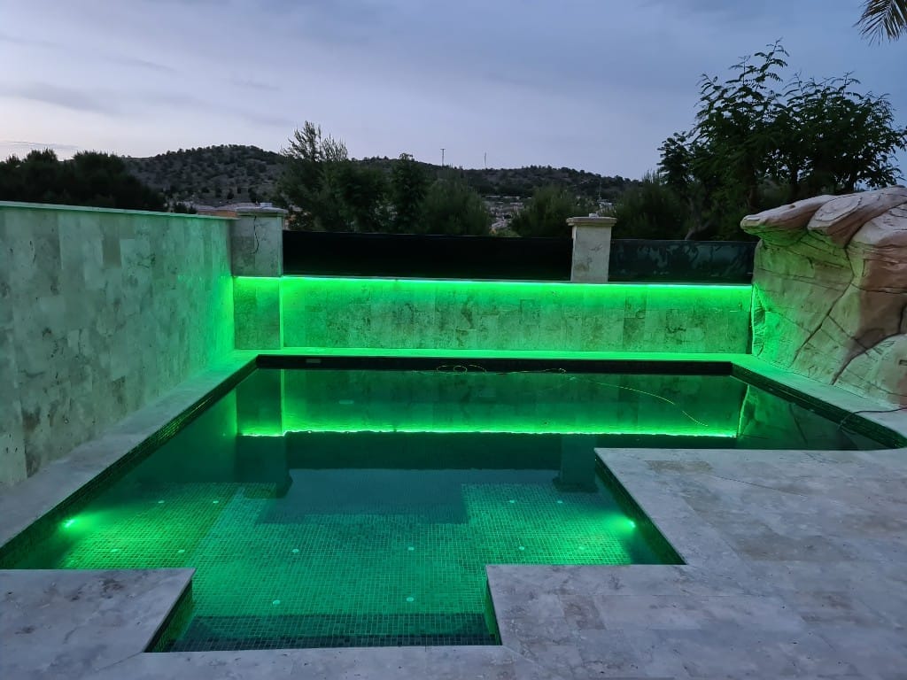 Piscina iluminada en verde esmeralda con LED RGB