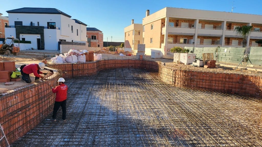 Colocación de la armadura de acero corrugado del vaso de la piscina