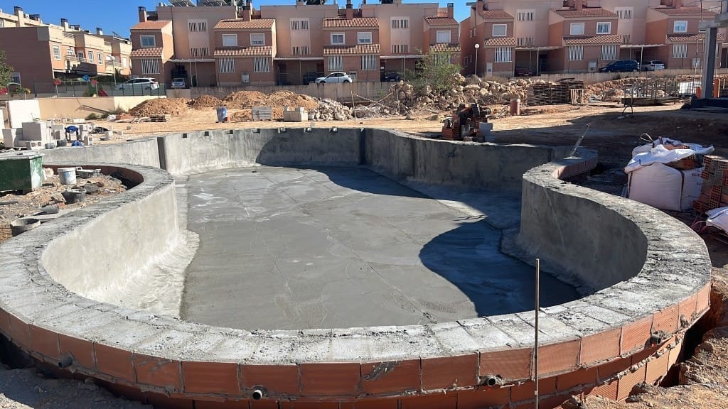 Vaso de piscina gunitado con hormigón H-400 antes del revestimiento