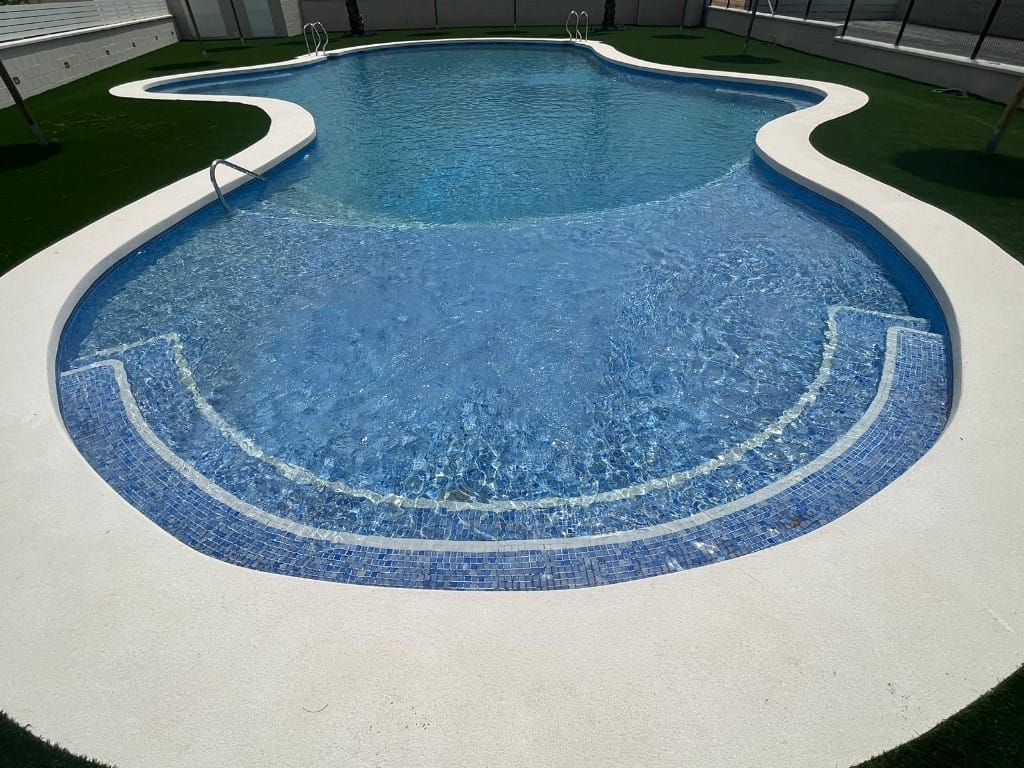 Piscina impermeabilizada y revestida con gresite