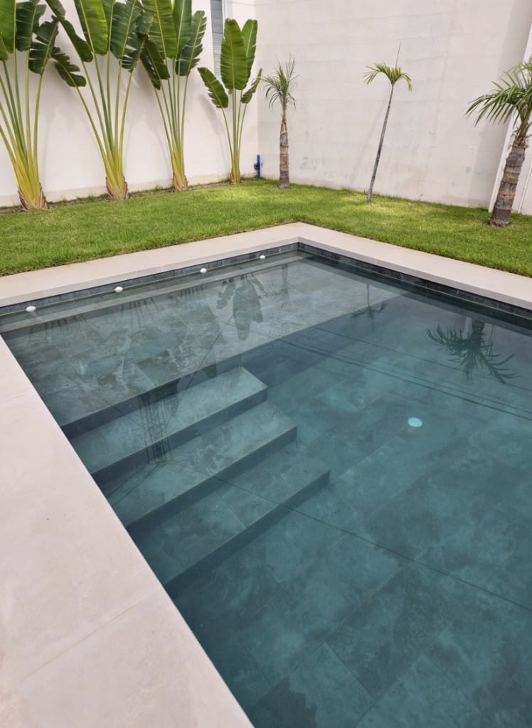 Piscinas de Porcelánico y Piedra - Proyecto 7
