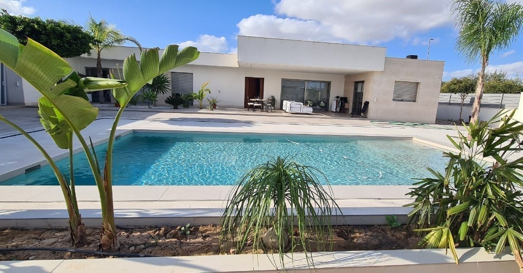 Piscinas de Porcelánico y Piedra - Proyecto 8