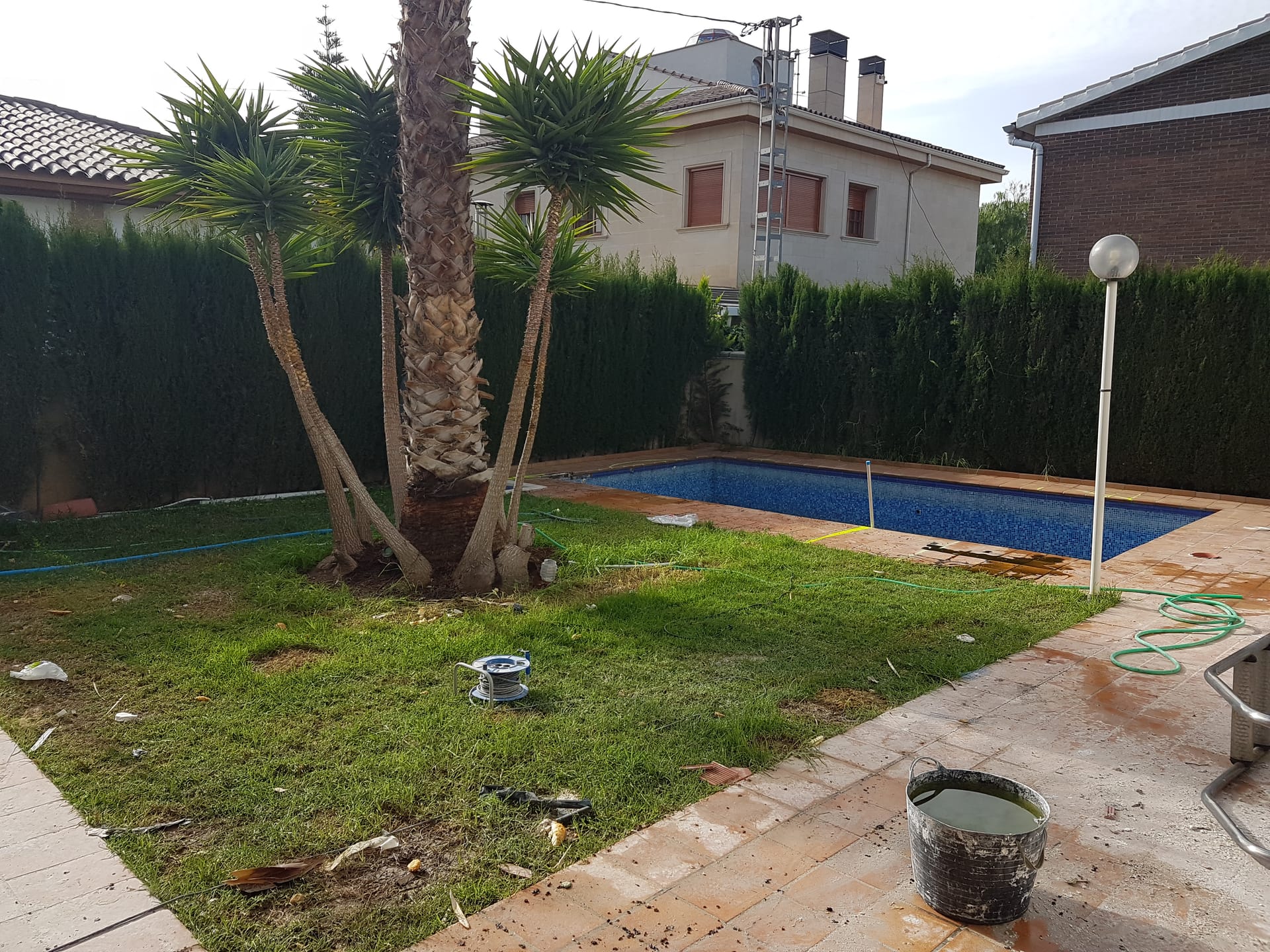Antes de la reforma - Modernización completa del entorno de piscina